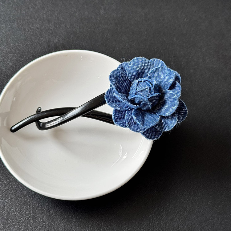 데님 다크 블루 카멜리아 트위스트 클립