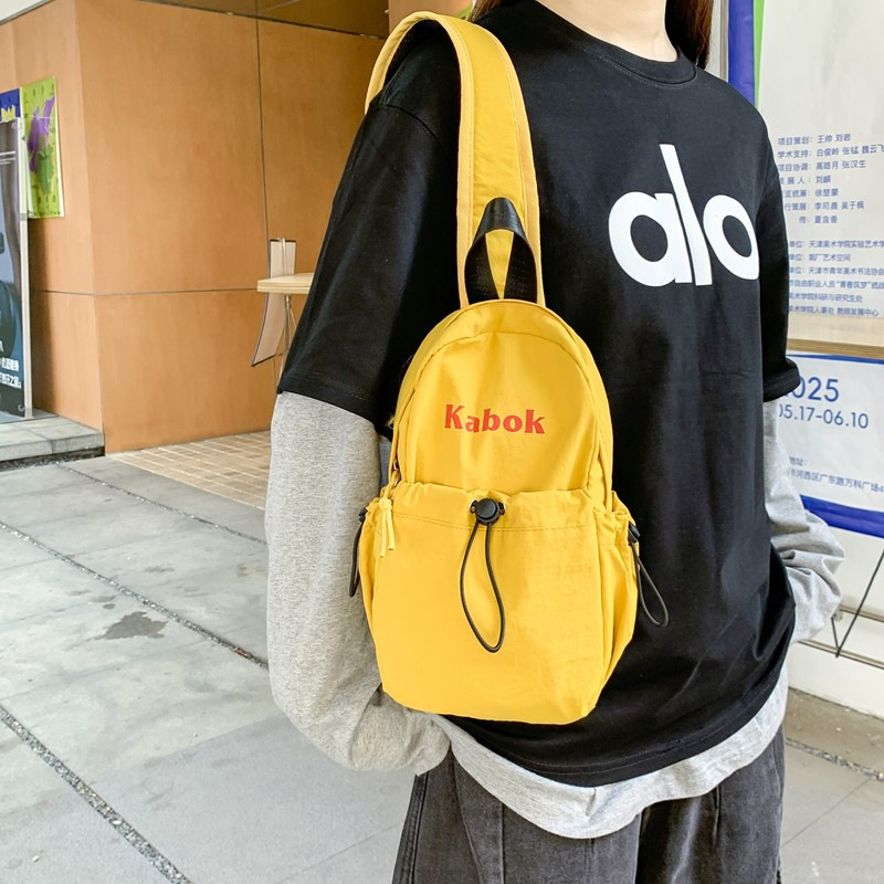 Nuevo bolso de pecho de pareja de moda para hombres y mujeres, bolso de hombro antisalpicaduras de color de contraste simple, bolso de mensajero fresco pequeño casual