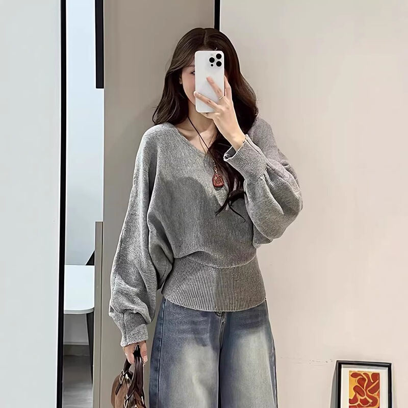Plus-size Korean-style casual V-neck bat-sleeve knit sweater for women, spring and autumn, with tie-waist for a slimming effect Plus-size Korean-style casual V-neck bat-sleeve knit sweater for women, spring and autumn, with tie-waist for a slimming effect