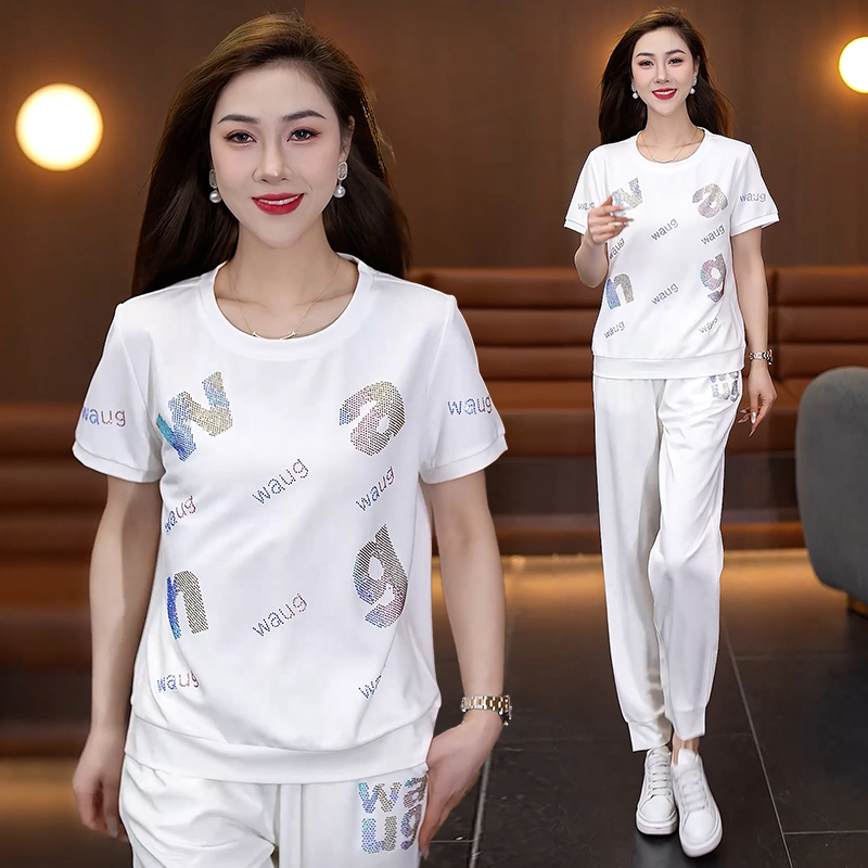 Trajes deportivos casuales para mujeres verano 2025 nuevo estilo de moda extranjera para reducir la edad de la madre pantalones de manga corta falsos dos piezas