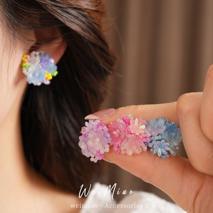 Flores de resina de color con cuentas de orejas para mujeres sin agujeros de orejas pequeñas pendientes dulces frescos ligeros de lujo alta sensación de auriculares al por mayor