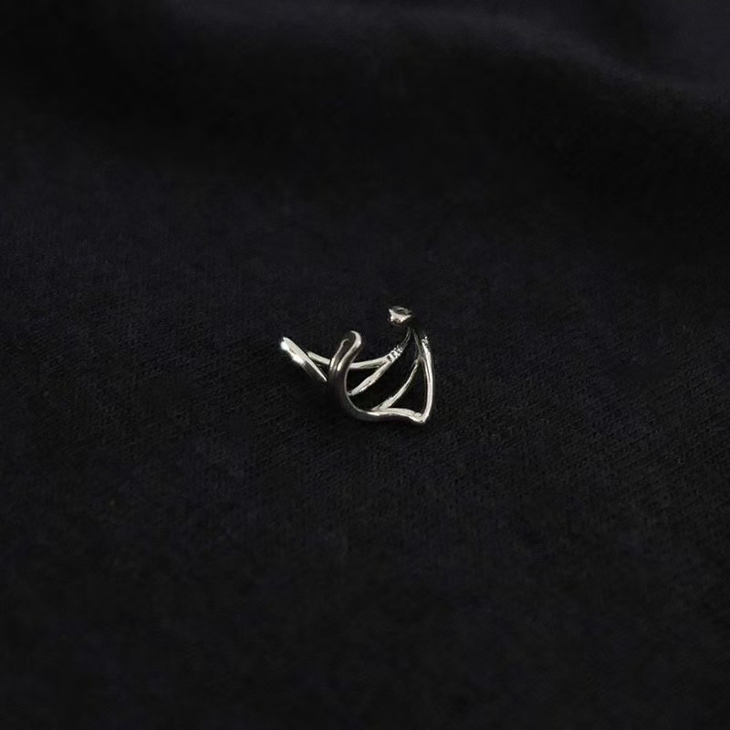 Ins Wind Ear Clamp sin agujeros de orejas alas de diablo integradas Wind Hong Kong mujer oscura geometría fría Wind Earpiece