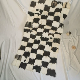 生皮、毛皮;毛领;羊皮革