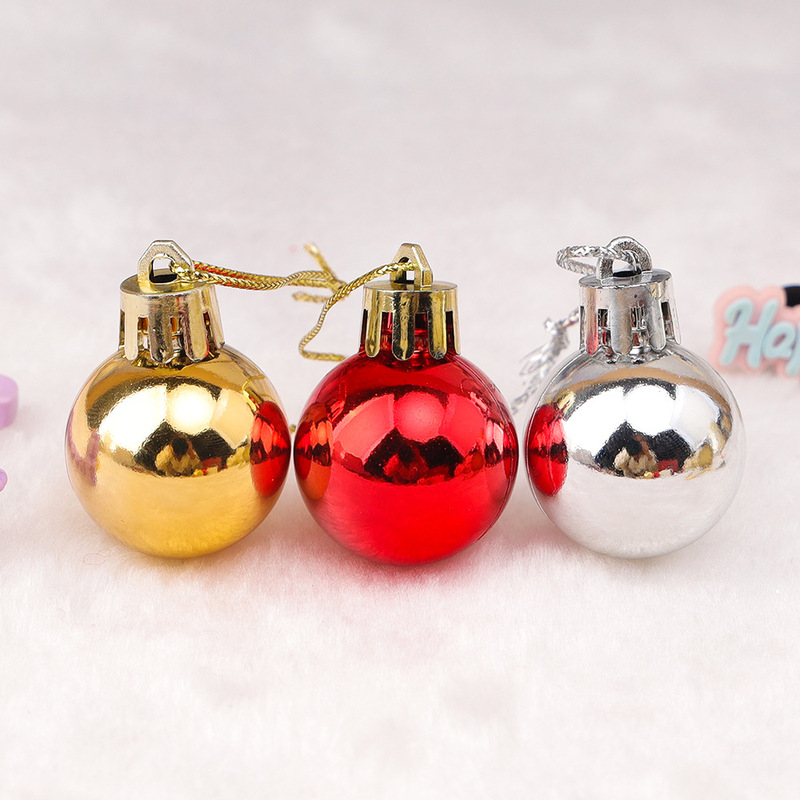 クリスマスツリーの部品雪雪五星松果樹のトップ星はクリスマスボールのペンダントをたくさん包んで飾って木を飾っている|undefined
