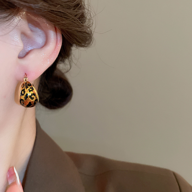 Boucles d'oreilles à clous géométriques à imprimé léopard en or véritable plaqué or haut de gamme, boucles d'oreilles rétro, boucles d'oreilles à la mode et au tempérament_voghion.com