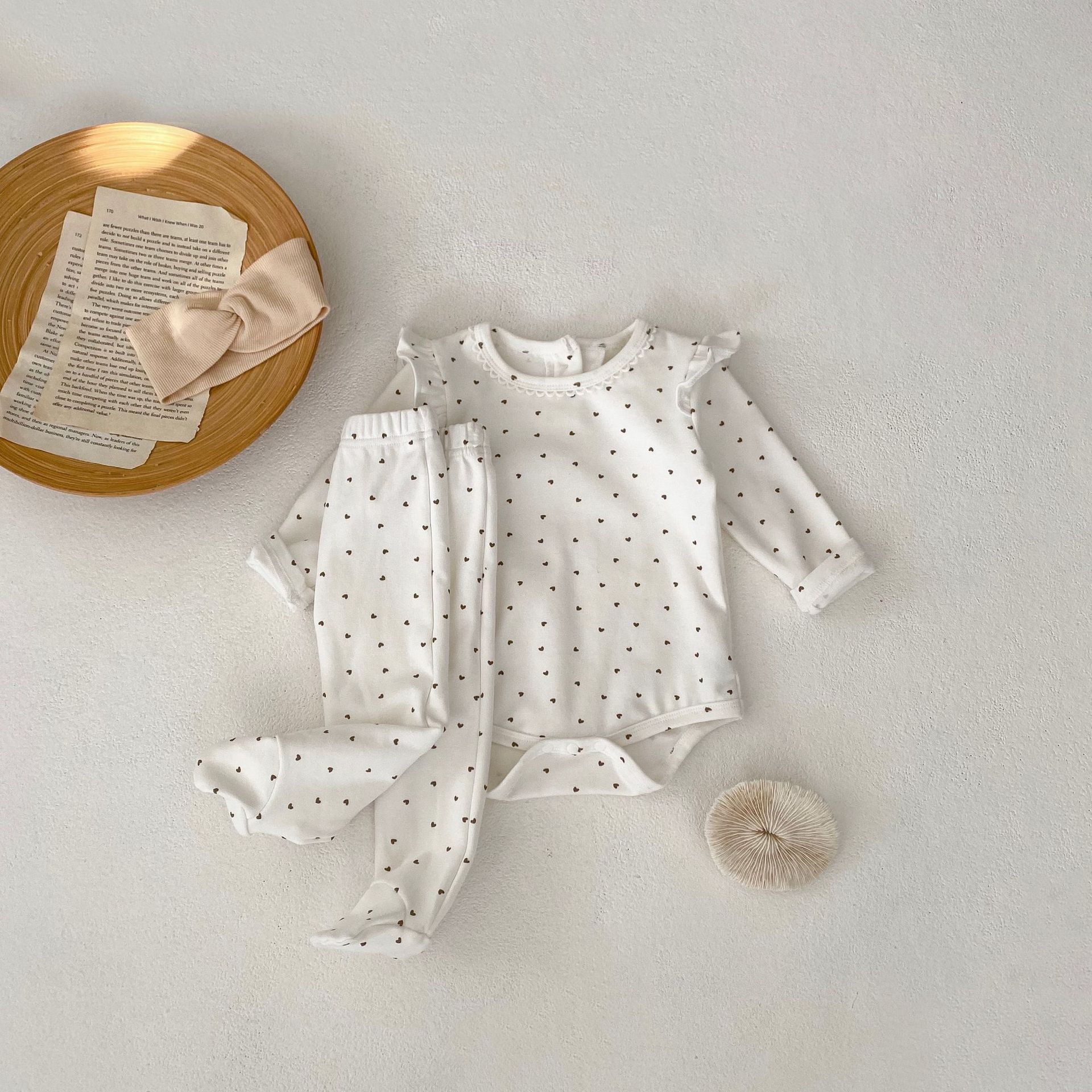 2024 Frühling 0-3 Jahre alte weibliche Baby gedruckt kleine fliegende lange Ärmel Ha Taschen Hintern Overall Crawler Kleidung_voghion.com