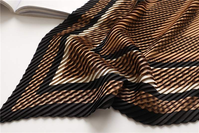 Foulard quadrato a quadri bianco e nero, sciarpa versatile_voghion.com