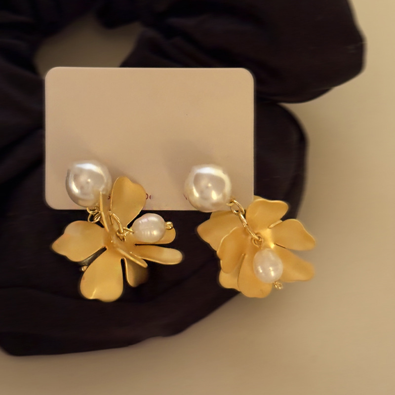 Pendientes de flores de perlas de agua dulce con aguja de plata Pendientes de temperamento retro francés femenino Pendientes de todo fósforo de nicho Lujo ligero y de alta gama