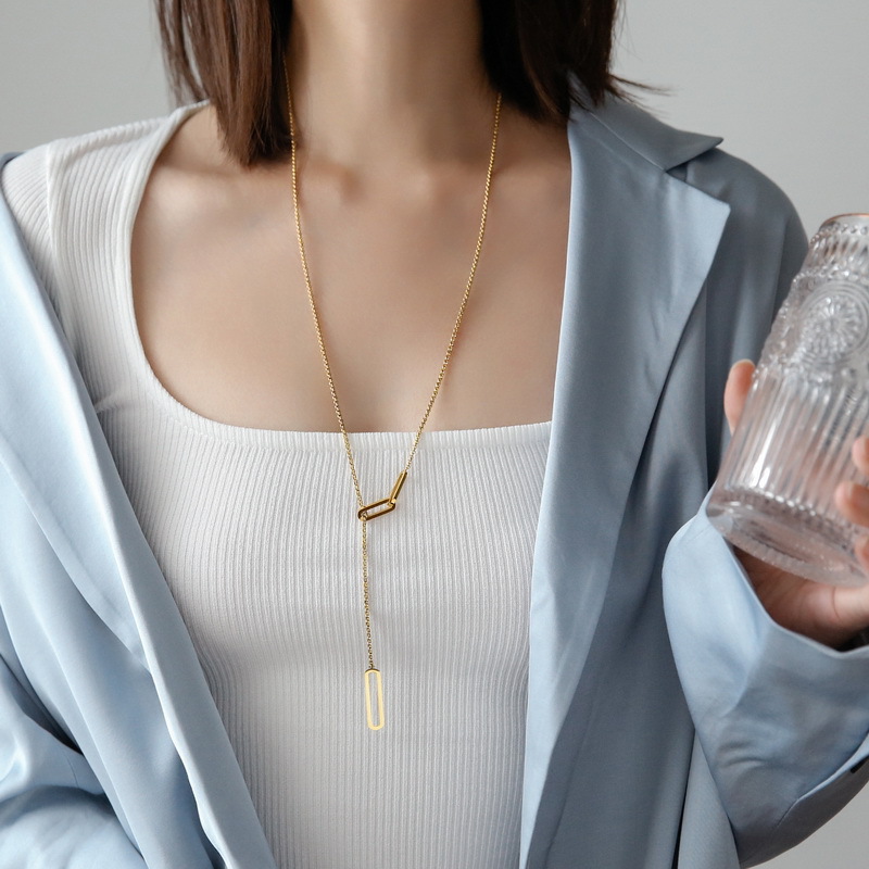 [collar de acero de titanio dorado + acero] collar de amor de nicho con cadena de clavícula avanzada en la moda de lujo ligero femenino