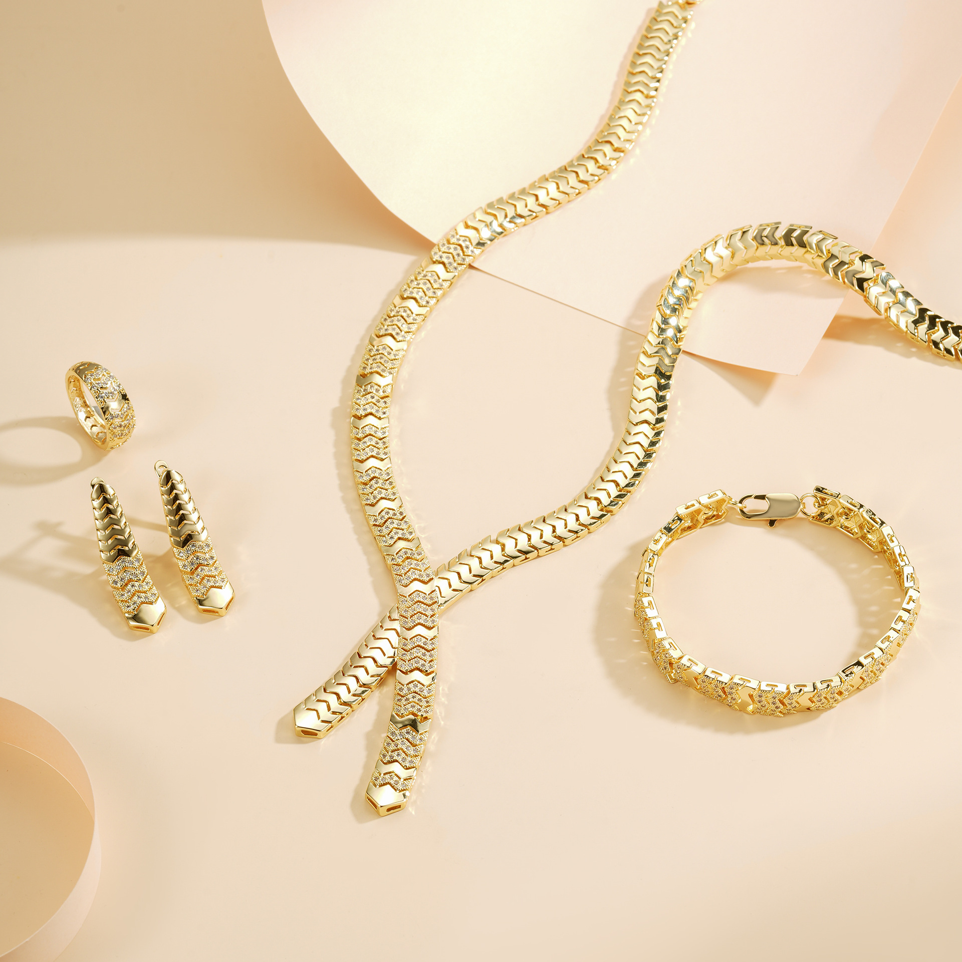 Diseño de lujo ligero transfronterizo conjunto de joyería de alta gama collar de mujer pendientes de bronce 14K anillo brazalete conjunto de cuatro piezas