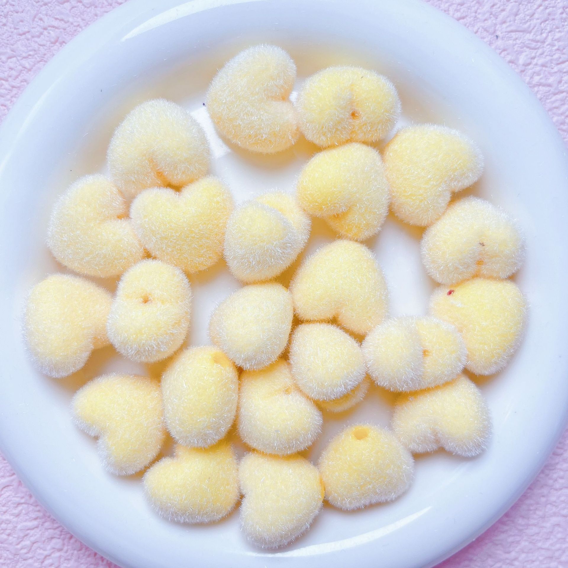 ミルクの叫びの長い毛の植毛の太い愛のまっすぐな穴のアクリルの数珠diy携帯電話のチェーンは材料のアクセサリの部品を掛けます。