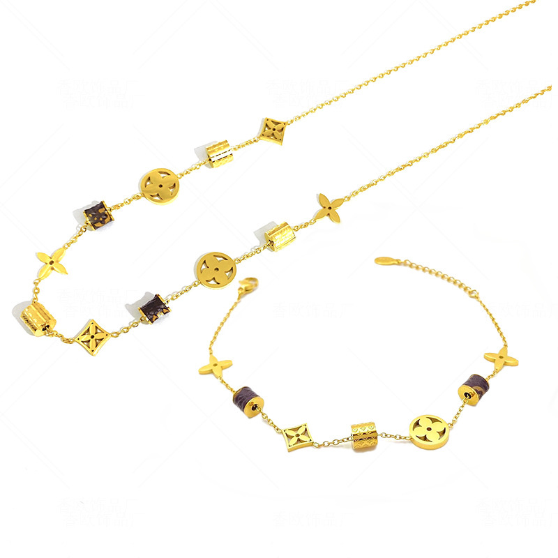 Titanium Steel Small Waist Cylinder Bracelet with Leather, Vintage Luxury Fashion, Four-Leaf Clover Flower, Versatile Women's Jewelry Chain