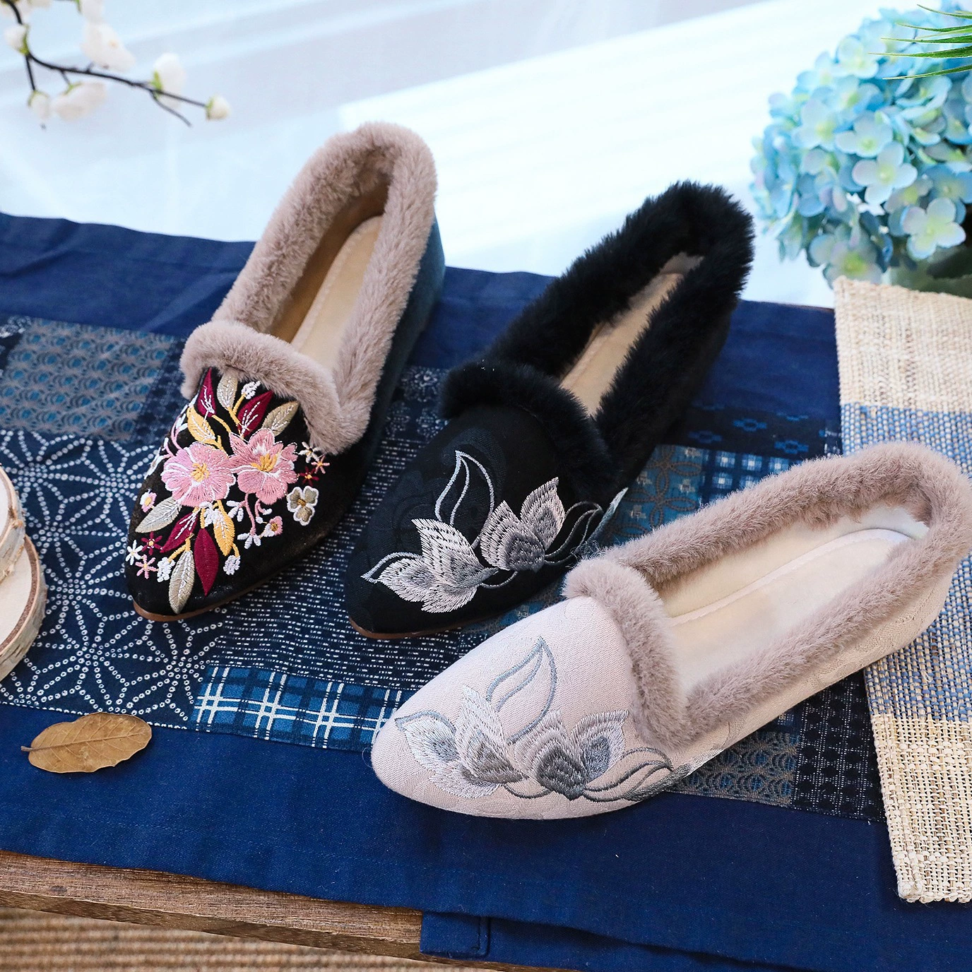 Тканевая обувь с вышивкой и потертостыми носками, модная теплая Домашняя обувь, женская обувь в этническом стиле, хлопковые тапочки с шерстяным ртом, Женская хлопковая обувь
