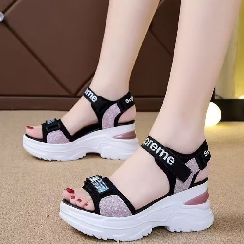 2026 nuevos zapatos de tacones de pendiente de verano aumentan la altura de la parte inferior de la moda de sandallas de playa antideslizantes