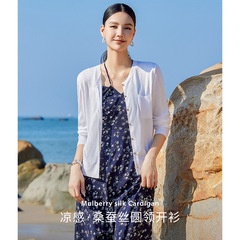 普通の服の涼感の绢糸の百合のカーディガンはやせている女性の薄い金の中で洋風のニットの丸首のエアコンのシャツを掛けます。