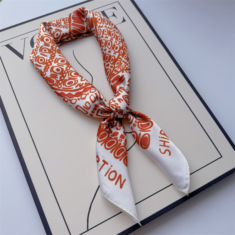 Primavera y verano nueva bufandas de impresión de letras de satén 70 × 70 bufandas de seda pequeñas bufandas cuadradas de alta calidad bufandas de estilo francés