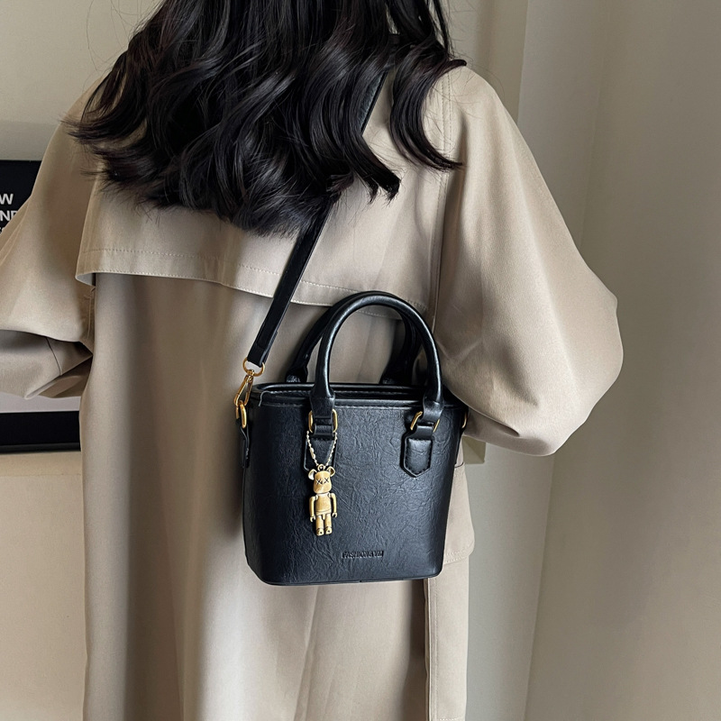 Bolso de mano para mujeres 2026 nuevo diseño de nicho universal bolso de cubo de alta sensación de explosión popular bolso de hombro