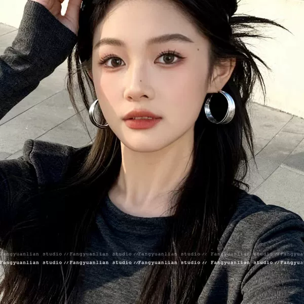 Spicy and Classy! Metal Retro Hong Kong Style Large Hoop Earrings, Niche Design Ear Studs, High-End Earrings for Women