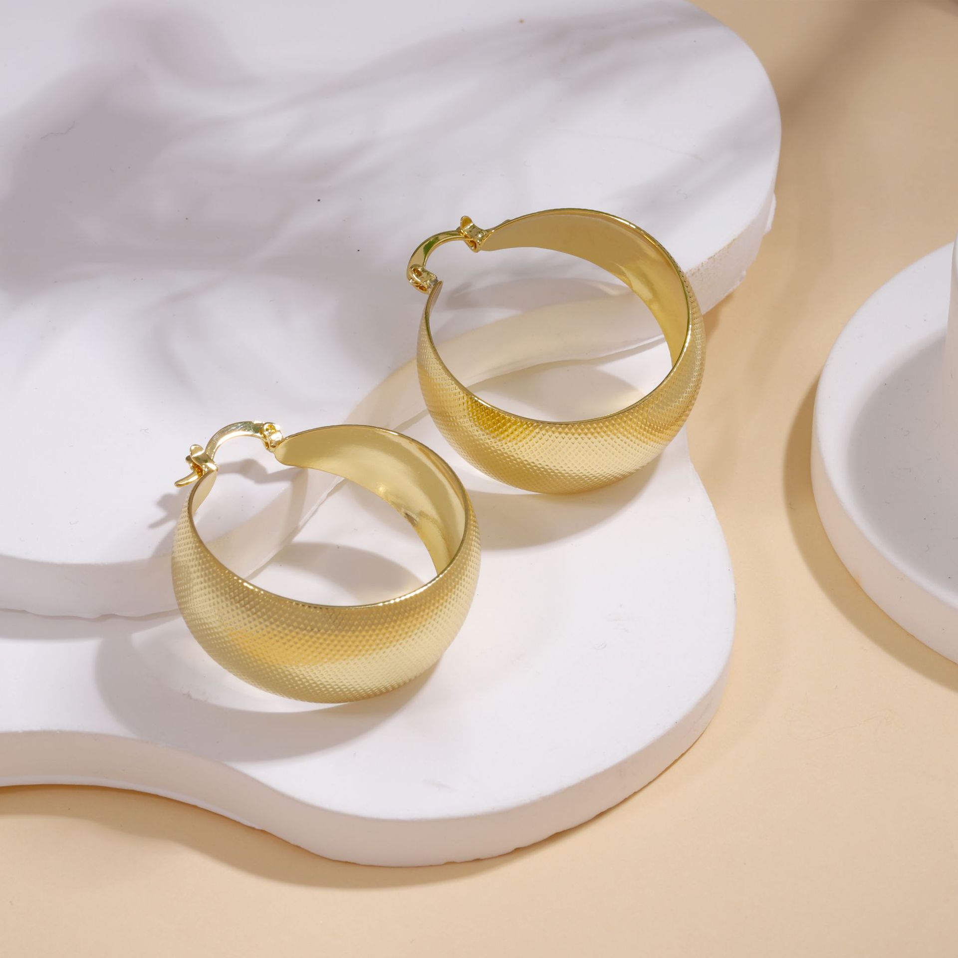 european-and-american-style-distinctive-large-circle-earrings-womens-style-light-luxury-autumn-and-winter-metal-high-end-light-luxury-textured-womens-ear-jewelry