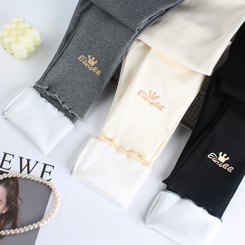 Otoño e invierno nuevos leggings para niños con forro polar/no forrado de lana prendas de vestir exteriores bordadas Bebé Pantalones de terciopelo de una sola pieza para niñas al por mayor