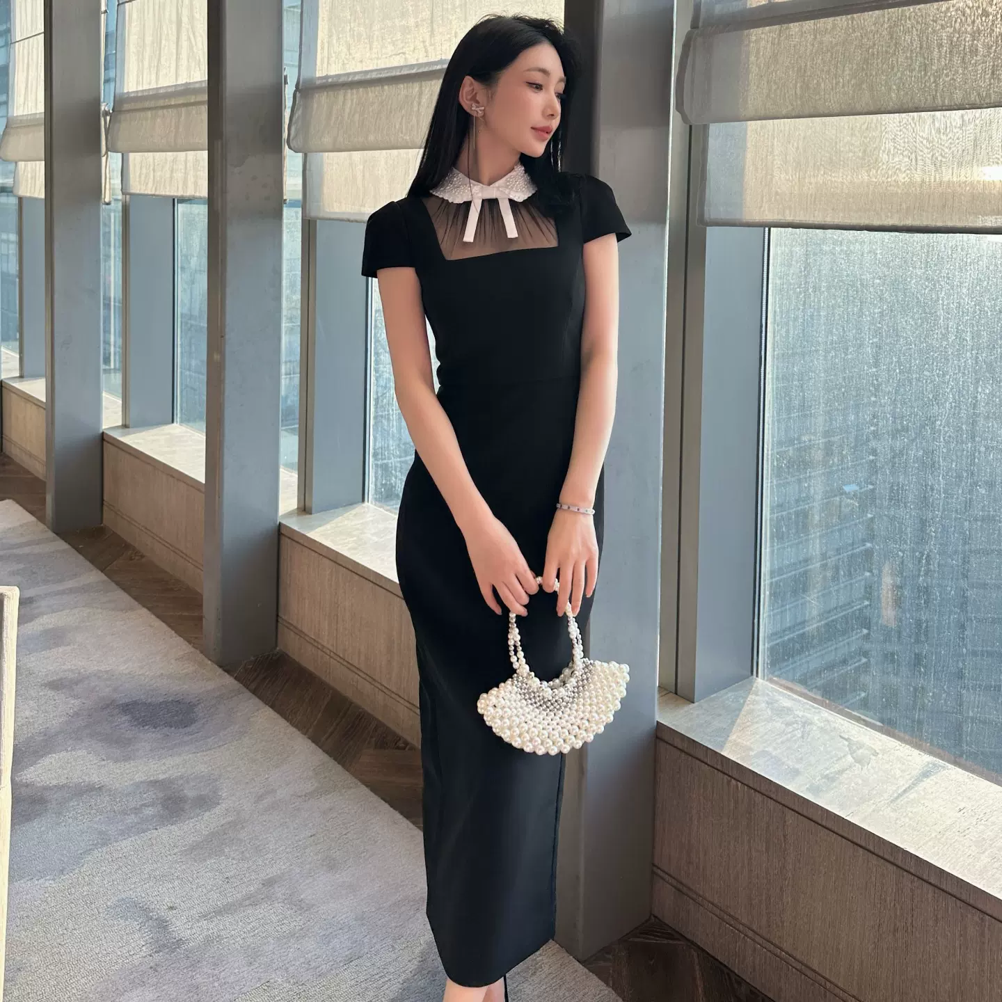 2026年早春新款女装经典黑撞色翻领蝴蝶结连衣裙高腰修身显瘦长裙