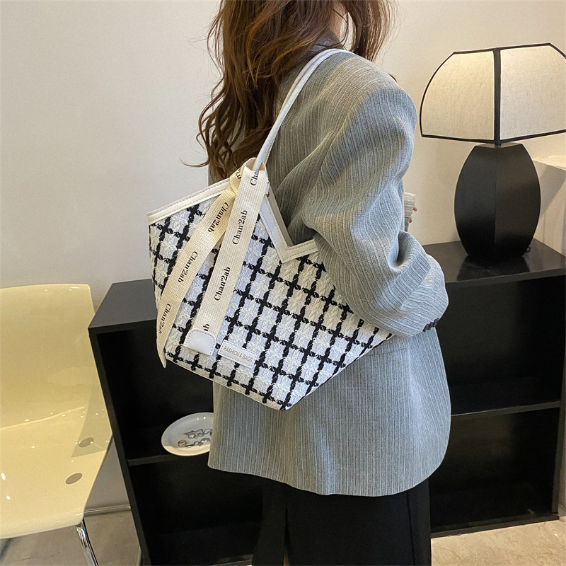 Moudehandtasche 2024 Nei Trendy Damen Een-Schëller Grousskapazitéit Karierten Schal Tote Bag_voghion.com