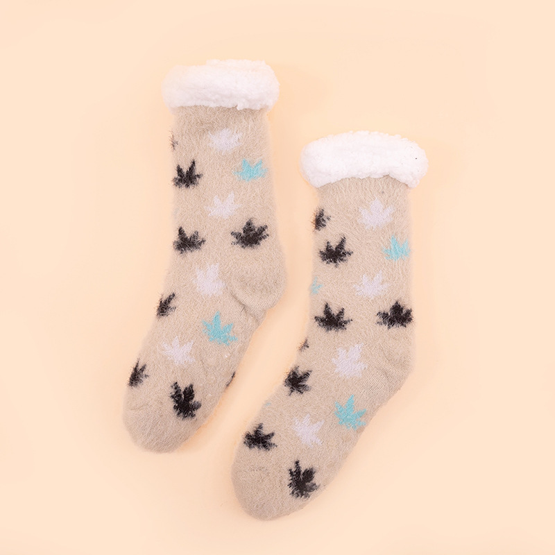 카키색 배경 흑백 파란색 작은 단풍잎 스타일