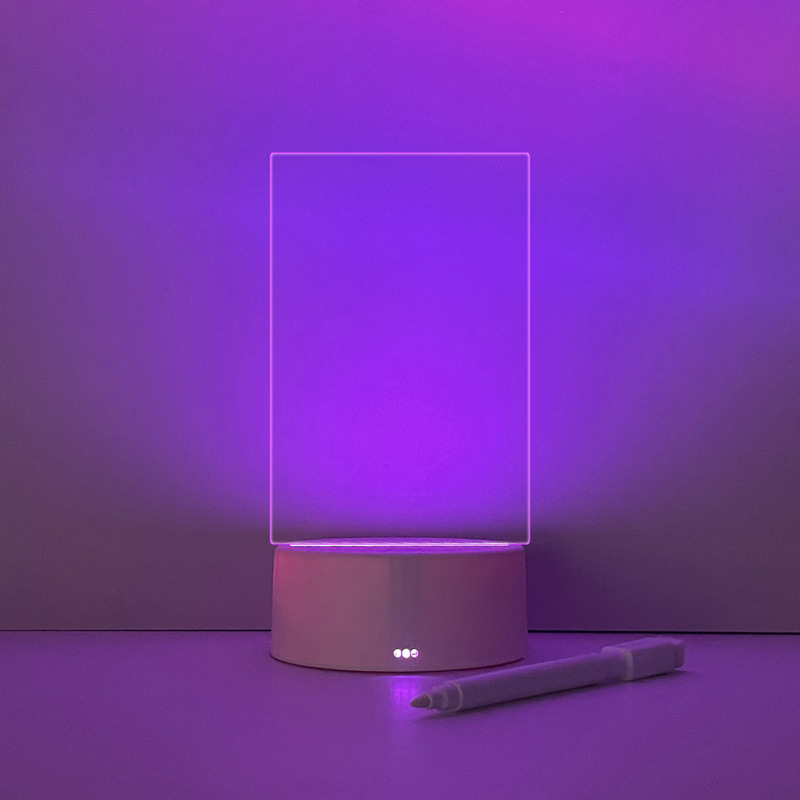 Colorido + lámpara vertical + pluma