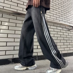 三条の平行棒はジーパンの男性をつなぎ合わせます。