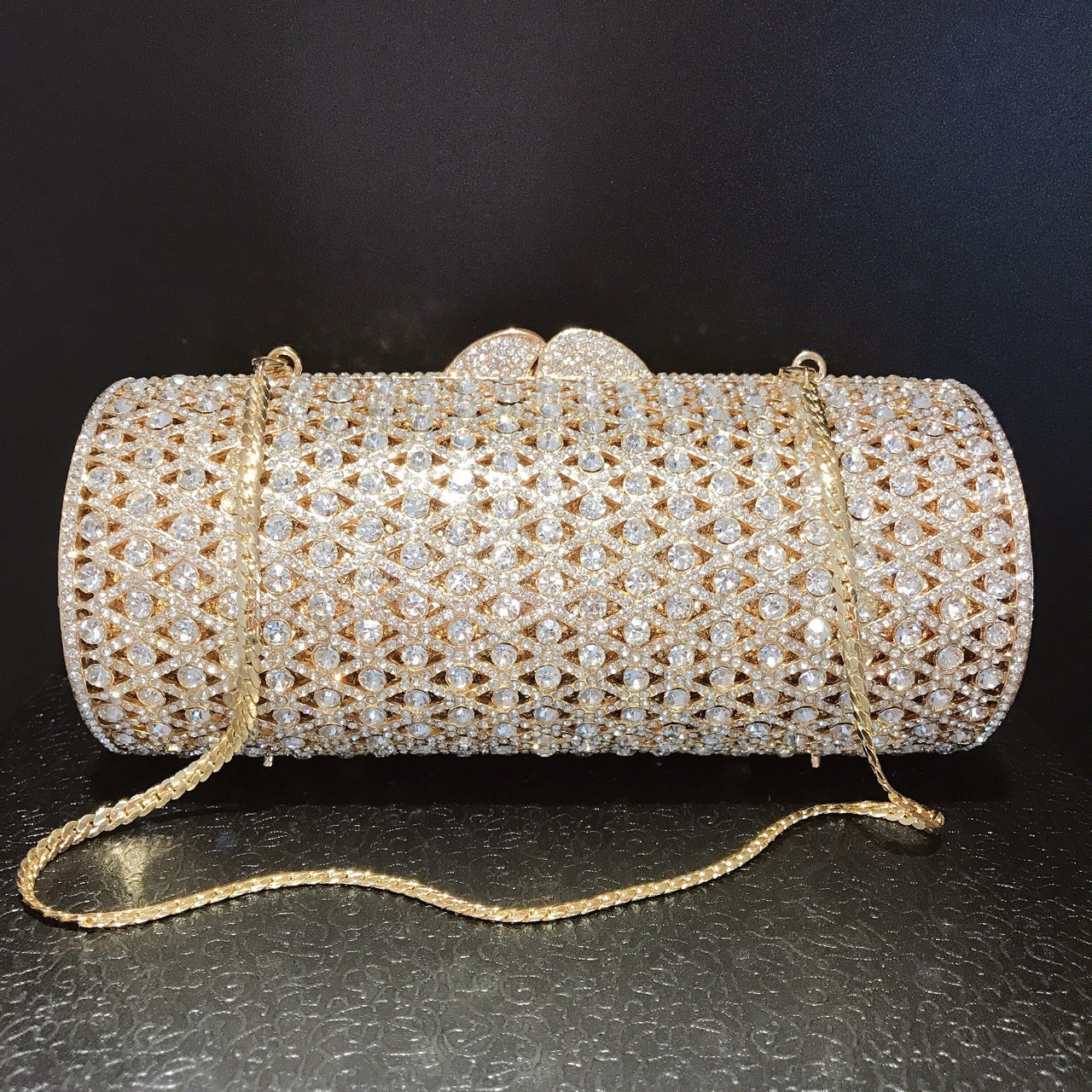 Nuevo paquete de cena de diamante cilíndrico transfronterizo bolsas de diamante de banquete europeas y estadounidenses bolsas de mano de metal vacío caja dura llena de bolsas de diamantes