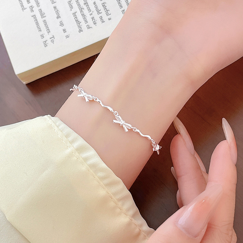 Fashionable universal small bracelet with bow