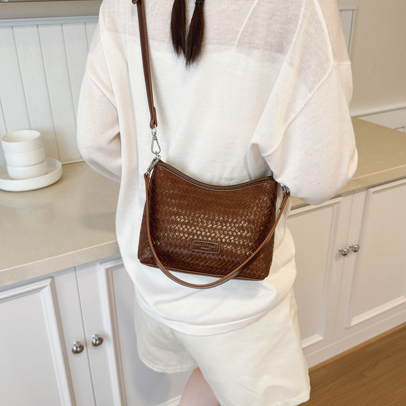 Nicho transfronterizo bolsos debajo de las axilas mujeres otoño invierno 2025 nuevo retro versátil mochila coreano tejido bolso de hombro
