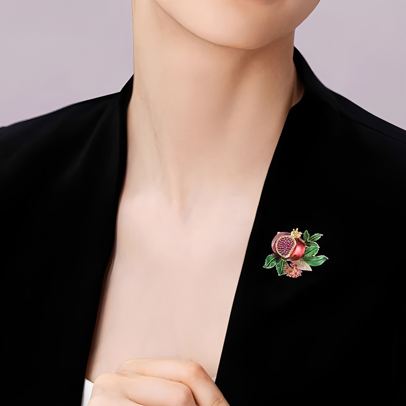 ザクロの花のブローチの高級な女性の気質は油を垂らします。|undefined