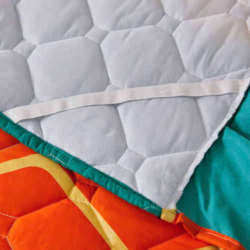 Skin-friendly brushed quilted bed skirt three-piece set thickened bed cover Simmons dust-proof anti-slip protective cover single bed cover wholesale