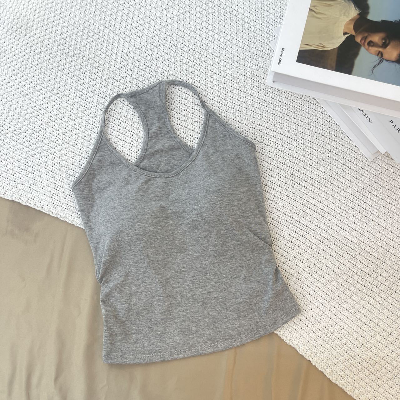 Nuevo estilo americano de espalda dulce y picante hermoso estilo de Hong Kong pequeño cinturón con cojín de pecho base dentro con chaleco de verano para colgar la chaqueta de cuello