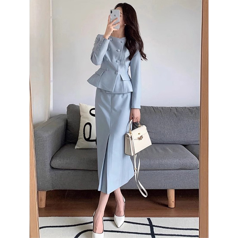 Early autumn outfit: a sophisticated, elegant, Chanel-inspired suit and long skirt set perfect for a host, interview, or white-collar worker.