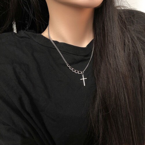Korean Instagram-style retro short cross sweater chain women's influencer minimalist niche luxury necklace temperament versatile