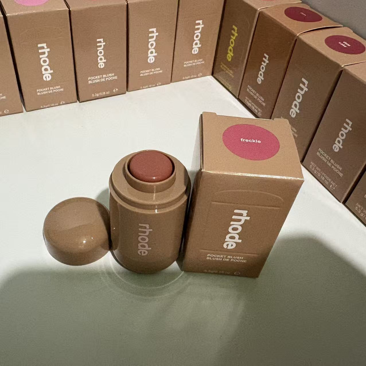 Rhode skin nuevo blush hailey piggy / freckle lips and mejillas blush