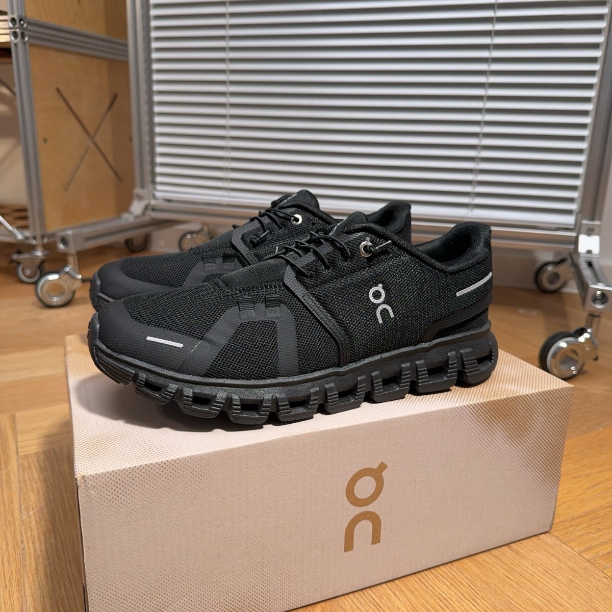 On Cloud 6 Comfortable Non-Slip Wear-Resistant Low-Top Casual Running Shoes for Men and Women Lightweight Tennis Sports Casual Shoes