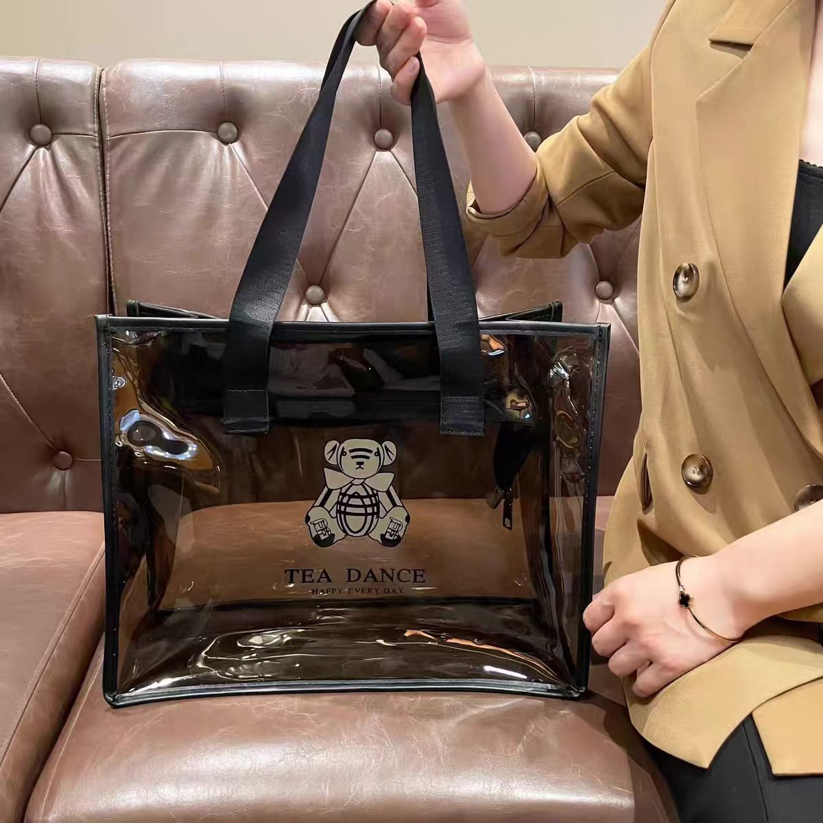 Transparent PVC tote bag, women's style, large capacity, waterproof, suitable for the gym or as a shower bag, with a brown bear pattern, fashionable and practical
