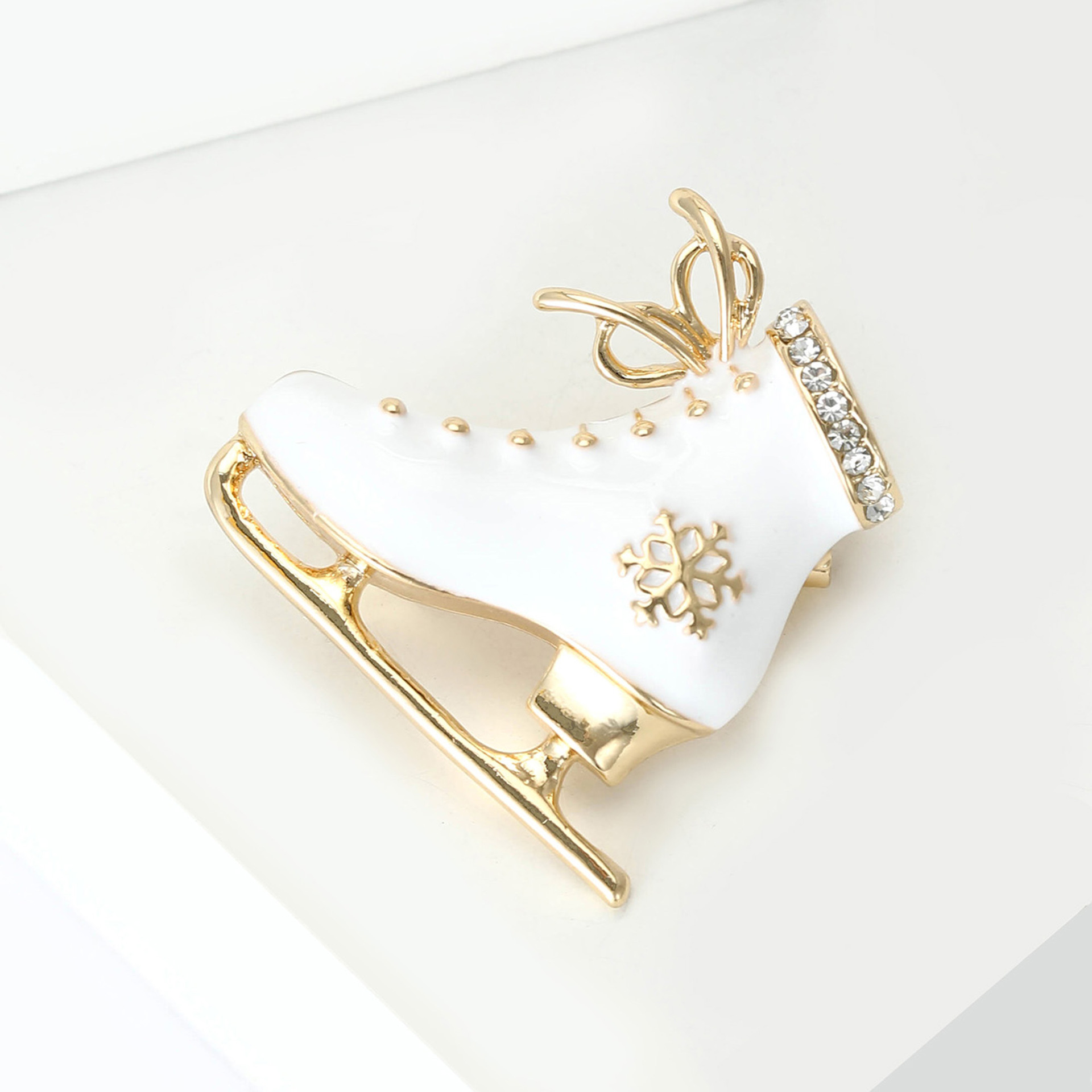 New European and American Fashion Christmas Ice Skate Brooch with Rhinestones and Enamel, Versatile and Stylish Suit Lapel Pin