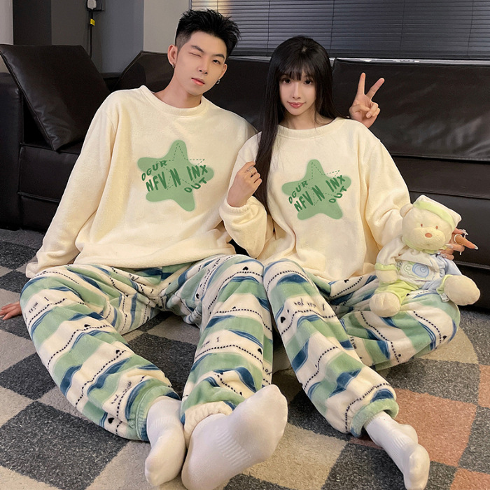 Pareja pijamas Otoño e Invierno arroz polar cuello redondo dulce de dibujos animados forrado de lana gruesa de coral cálido se puede usar fuera traje