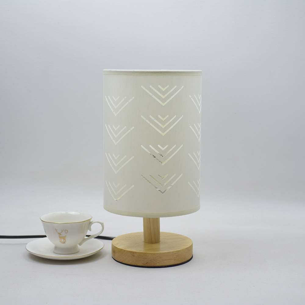 [Xianfan] nueva pantalla hueca lámpara de mesa de madera maciza post-moderno estilo europeo sala de estar comedor dormitorio decoración pequeña lámpara de mesa