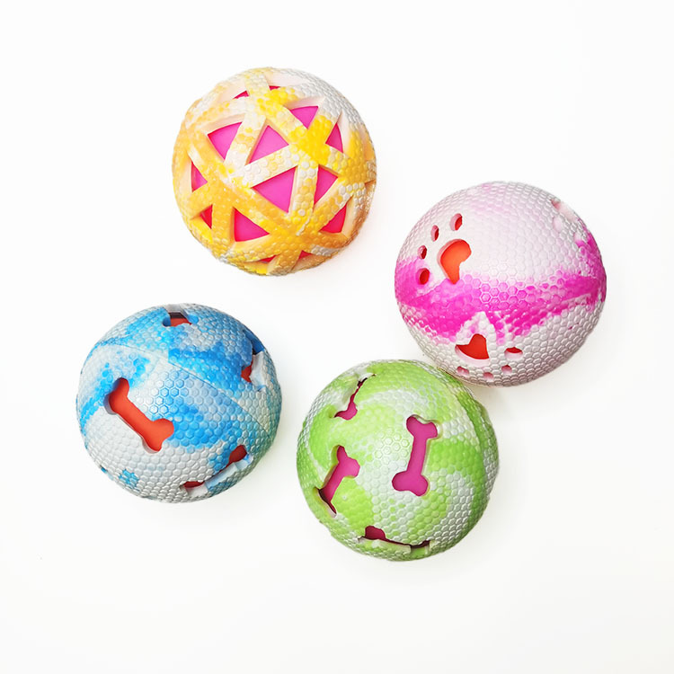 Fábrica al por mayor nueva huella hueca hueso sonido bola mordedura-resistente TPR color mezclado bola elástica de goma juguete para mascotas
