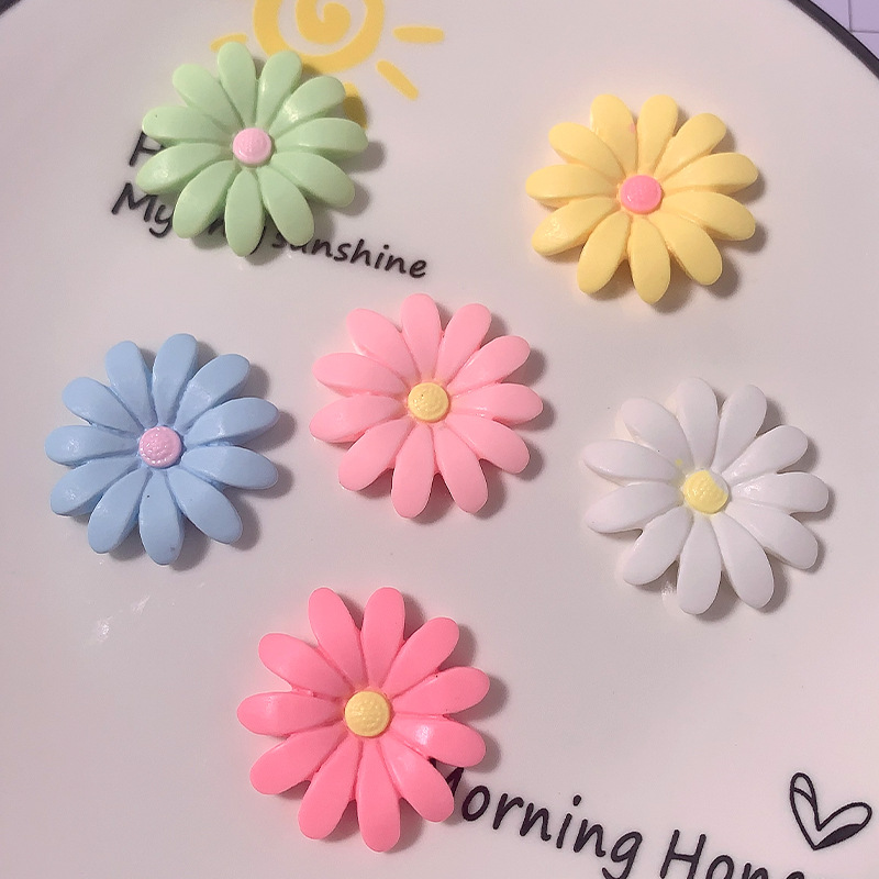 Accesorios de resina de flor de margarita de color transfronterizo DIY pegamento de crema agujero de cáscara de teléfono móvil agujero de zapatos taza de agua material de pegatina de refrigerador