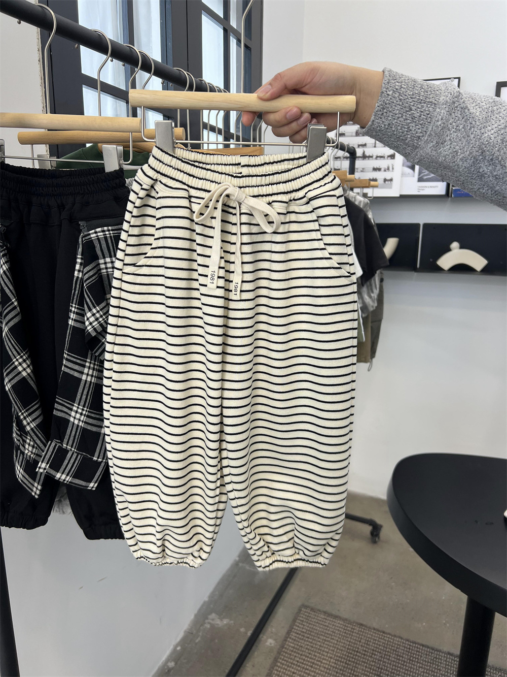 Primavera alla moda per ragazzi e ragazze sanitari 2024 per bambini versatili americani pigri leggings pantaloni sportivi a righe_voghion.com