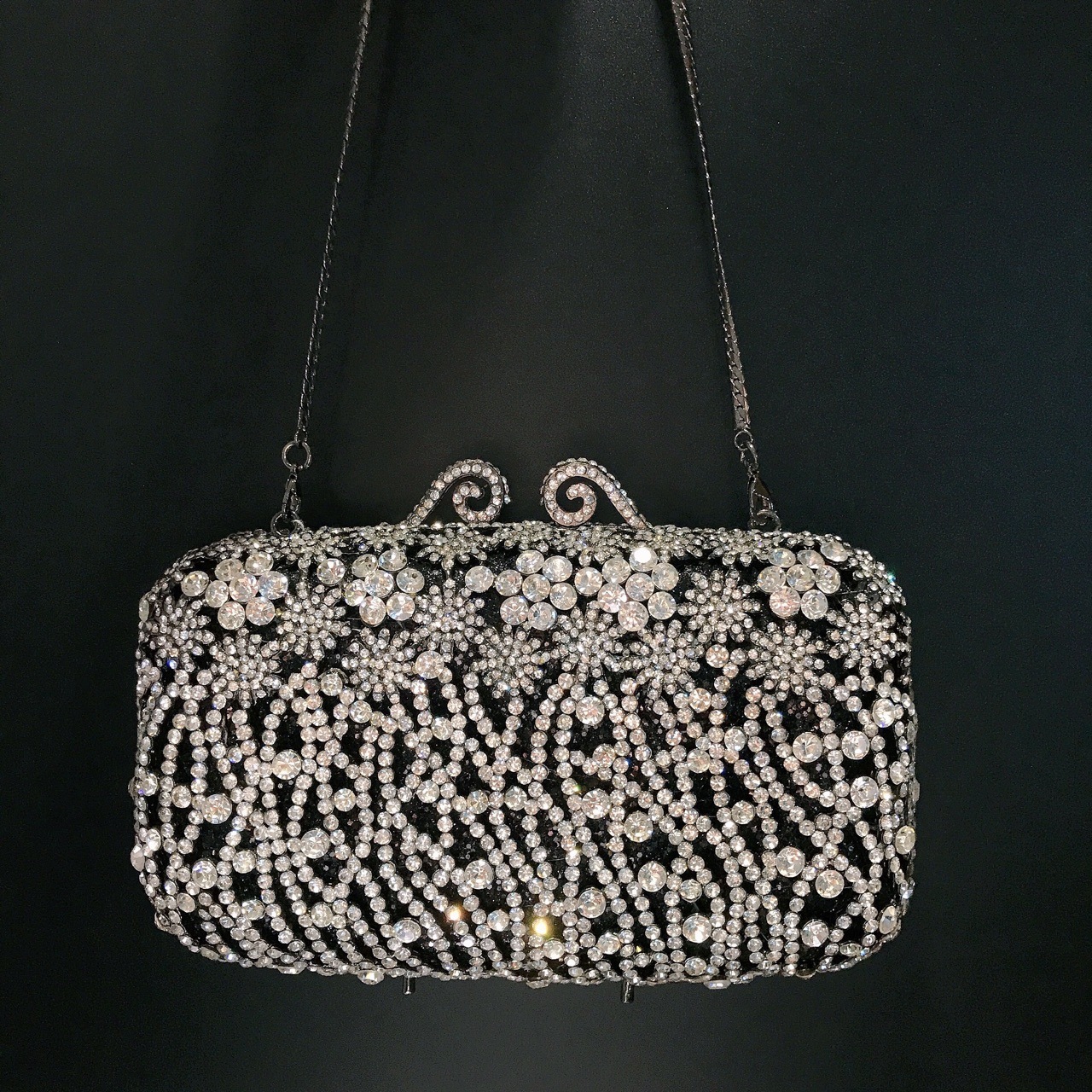 Nuevo paquete de cena de diamantes de la industria pesada hueca transfronteriza, vestido de banquete europeo y americano, bolsas de diamantes llenas de mano, nuevo embrague