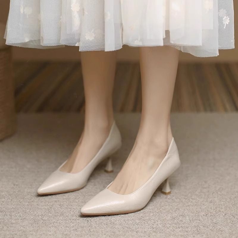 Temperamento zapatos de tacones altos mujeres primavera 2026 nuevo tacones delgados viaje ligero nicho simple estilo francés zapatos de cuero de punta pequeña