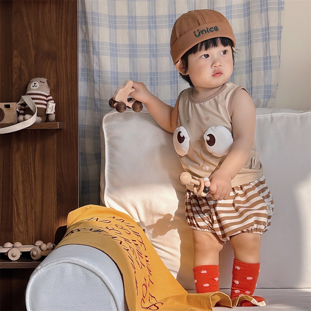 2024 verano versión coreana del traje sin mangas a rayas para bebés de un año, traje delgado a clase, traje de pantalones cortos para bebés