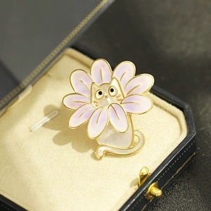 Eco-Friendly Electroplated Purple and Yellow Enamel Shell Cat Brooch, Cute High-End Animal Pet Pin Accessory for Women